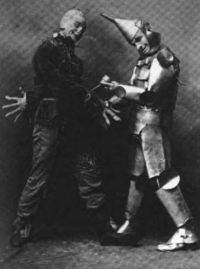The_Wizard_of_Oz_1902_musical_extravaganza_scarecrow_and_tin_woodman.png
